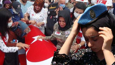 Şehidi ablası üniformasıyla, nişanlısı beresiyle son yolculuğuna uğurladı