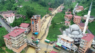 Sel ve heyelandan evi yıkılan halka yine dere yatağında ev yapılacak