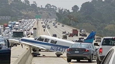 Uçak, otoyola acil iniş yaptı