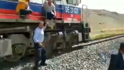 Van'da bahşiş için trenle düğün konvoyunun önünü kestiler