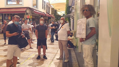 10 bin TL dolandırılan adam bankanın önünde eylem yaptı