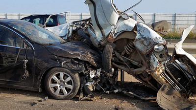 Araç bariyerlere girdi, ölü ve yaralılar var