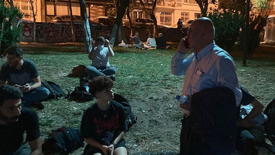 Barınma sorunu yaşayan üniversitelilerin eylemi ikinci gününde Beşiktaş'ta sürüyor