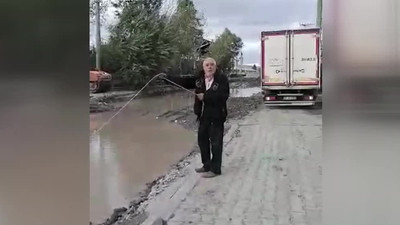 Bitmeyen yol çalışmasını balık tutarak protesto etti 