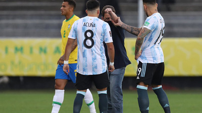 Brezilya-Arjantin maçında tarihi anlar: Sahaya giren yetkililer 4 oyuncuyu maçtan çıkarmak istedi