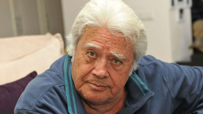 Cüneyt Arkın'dan iktidara tepki: Saraylar yapıyoruz, niye yurt yapmıyoruz?