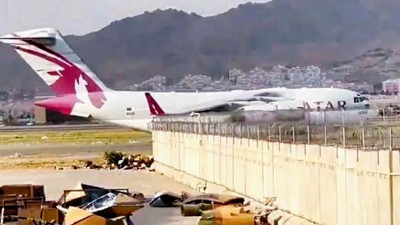 Havalimanının işletilmesini görüşecek teknik ekibi taşıyan bir Katar jeti Kabil'e indi