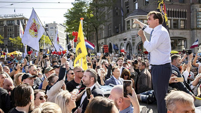 Hollanda'da binlerce gösterici aşı zorunluluğunu ve koronavirüs önlemlerini protesto etti