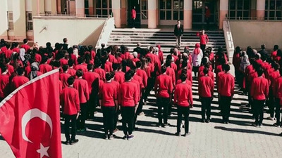 İstiklal Marşı okunurken ayağa kalkmadığı iddia edilen müdür yardımcısı hakkında karar