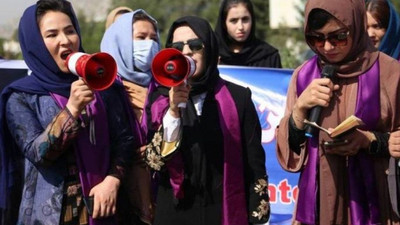 Kadınlar Taliban’ı protesto için Kabil’de sokağa çıktı