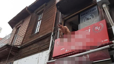 Kavga ettiği kardeşine satırla saldırdı