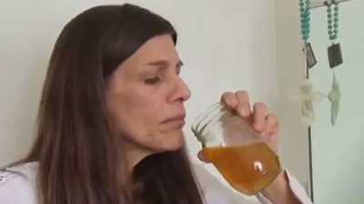 Kendi idrarını içen kadın görenleri şaşkına çevirdi!