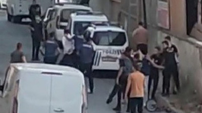 Mahalle bir anda karıştı, taşlı sopalı kavga kameralara yansıdı