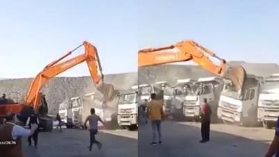 Parasını alamayan işçi, şirketin kamyonlarını kepçeyle parçaladı