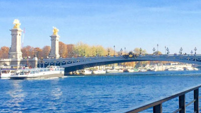 Paris’te tarihi köprüde yangın