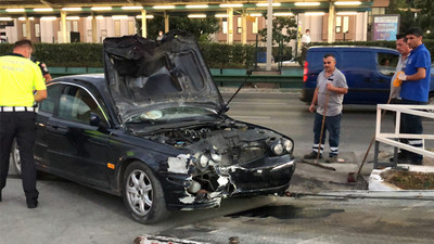 Polisten kaçan 2 kişi araçla servis bekleyen genç kadına çarptı