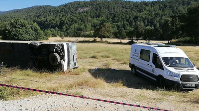 Tur otobüsü öğrenci servisiyle çarpıştı: 1 ölü 55 yaralı