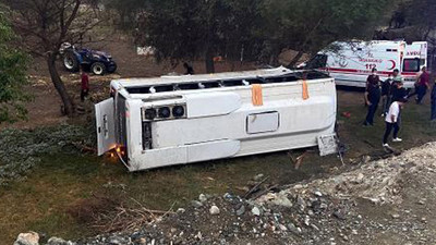 Tur midibüsü şarampole yuvarlandı: 1 ölü, 8 yaralı