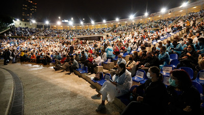 Yağmura rağmen Harbiye Cemil Topuzlu Açıkhava Sahnesi doldu... Hastalık Hastası ayakta alkışlandı