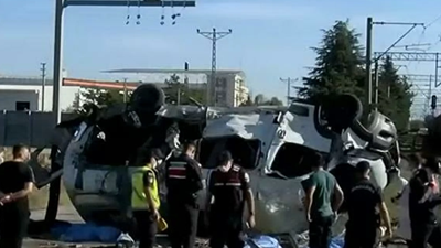 Yük treni minibüse çarptı: 6 ölü