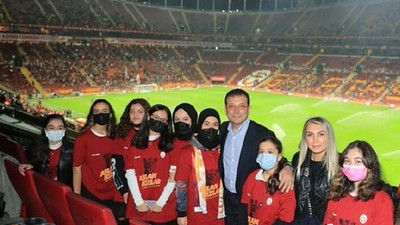 İBB Başkanı İmamoğlu, Galatasaray maçını hiç stadyuma gitmemiş kız çocuklarıyla izledi