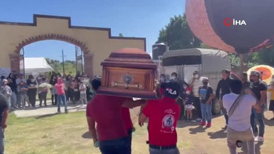 Meksika'da müzikli, danslı ve havai fişekli cenaze töreni