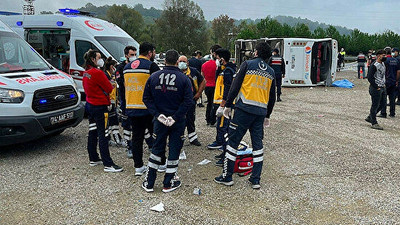 MHP'lileri taşıyan midibüs kaza yaptı: 2 ölü 14 yaralı