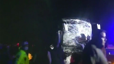 Otobüs tıra arkadan çarptı, 11 kişi yaralandı