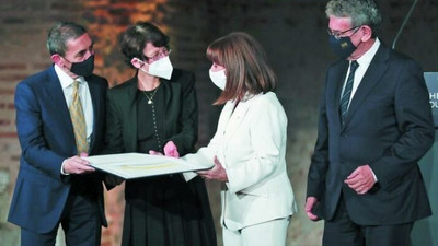 Özlem Türeci ve Uğur Şahin’e İmparatoriçe Theophano Ödülü