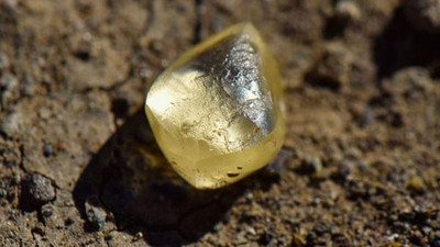 Parkta dolaşırken elmas buldu: Değeri bilinmiyor!