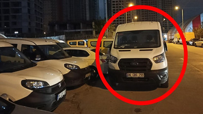 PTT'nin kargo aracı yolun ortasına park etti, vatandaşlar mağdur oldu