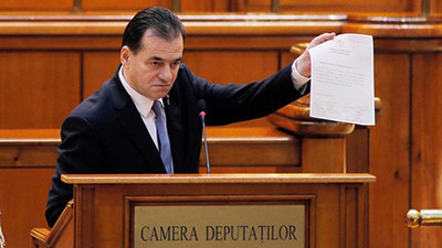 Romanya'da siyasi kriz... Hükümet düştü