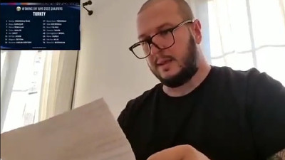 Ünlü oyuncu Şahan Gökbakar TRT spikerini ti'ye aldı, sosyal medya yıkıldı