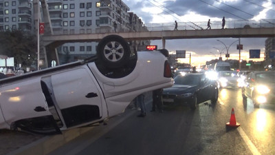 Üst geçidi kullanmayıp yoldan geçen çocuklara çarpmamaya çalışırken takla attı