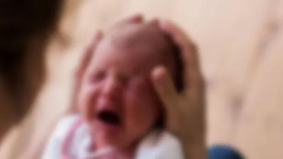 YouTube'dan izlediği videolarla evde doğum yaptı