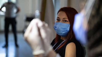 Biontech'i Sinovac zanneden hemşire bir hastaya altı doz aşı uyguladı