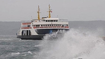 Çanakkale’de feribot seferlerine ‘fırtına’ engeli