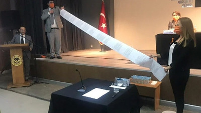 Çarşaf gibi satılanlar listesini açtı, AKP'liler salonu terk etti