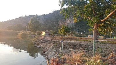 Doğal koruma alanında olan kanala kaya dolduruluyor