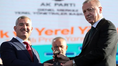 Erdoğan, gri pasaportla yurt dışına insan kaçıran başkanlara ödül verdi