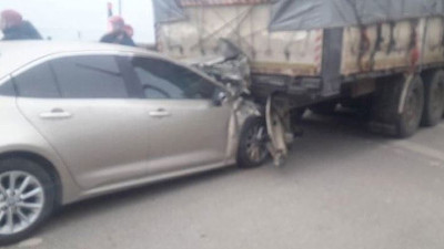 Feci kaza: Otomobil TIR'ın altına girdi