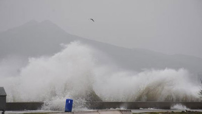 İstanbul'da hayatı felç eden fırtına ne kadar daha devam edecek? Bakanlıktan ve Meteoroloji'den açıklama...