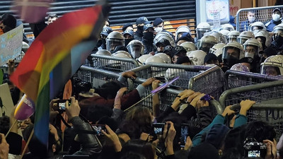 Kadına yönelik şiddeti protesto eden kadınlara polis müdahalesi 