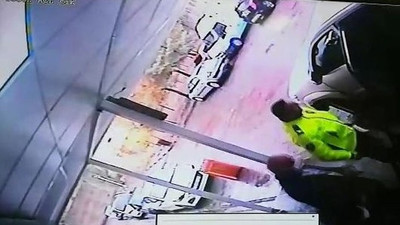 Kaza yapan 9 aylık hamile kadını polisler hastaneye götürdü