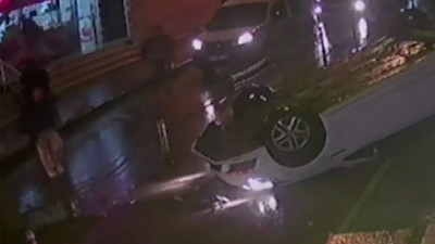 Korkunç kaza: Bariyerlere çarpıp takla attı