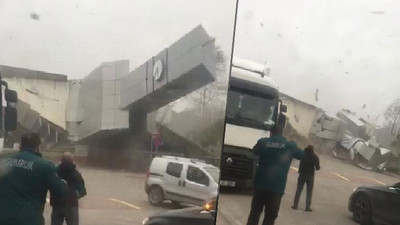 Lodosun etkisiyle saat kulesi devrildi: O anlar kamerada...