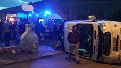 Otomobille çarpışan öğrenci servisi devrildi: Facianın eşiğinden dönüldü