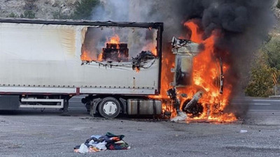 Seyir halindeki TIR, alev alev yandı