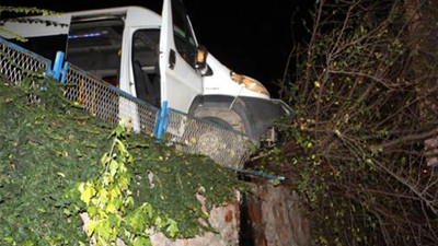 Tekstil işçilerini taşıyan minibüs, öğrenci pansiyonunun bahçesine girdi: 5 yaralı