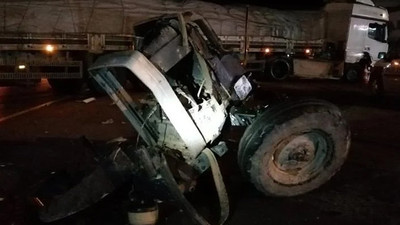 TIR'la çarpışan traktör ikiye bölündü